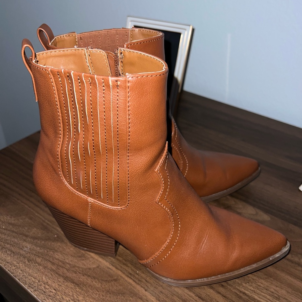 Short cowgirl boots